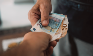 Καλοκαιρινές εισπράξεις κοινοχρήστων: πώς να μειώσετε τις καθυστερήσεις όταν οι ένοικοι λείπουν 