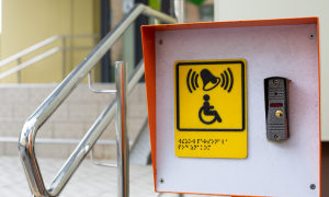 Προσβασιμότητα ΑΜΕΑ σε πολυκατοικία: Τι προβλέπει ο νόμος & ποιες λύσεις υπάρχουν